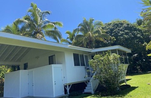 Kapoho House | Aloha Hideaway in Hawaiian Beaches . Walking distance to the ocean!