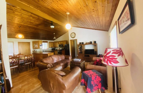 Kapoho House | Aloha Hideaway Retreat in Hawaiian Beaches . Walking distance to the ocean!