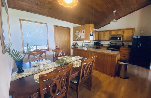 Kapoho House | Aloha Hideaway Retreat in Hawaiian Beaches . Walking distance to the ocean!