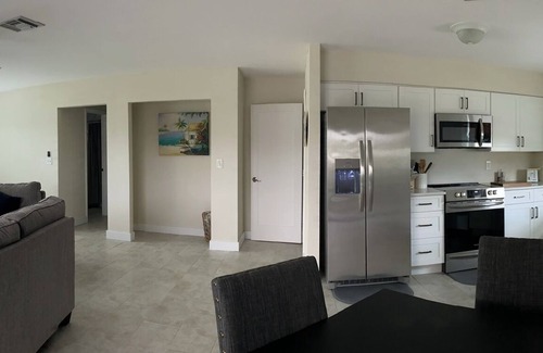 Bonita Shores House | Aloha Royal Palms! - Awesome private lodging on the water!