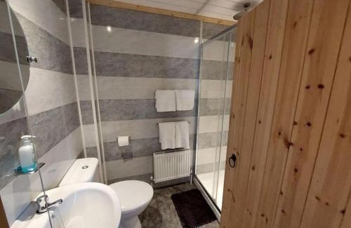 Llanbrynmair Ski Chalet | Alpaca cabin-mountain view-hot tub-rural retreat