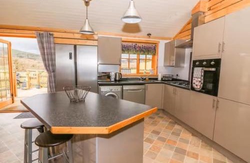 Llanbrynmair Ski Chalet | Alpaca cabin-mountain view-hot tub-rural retreat