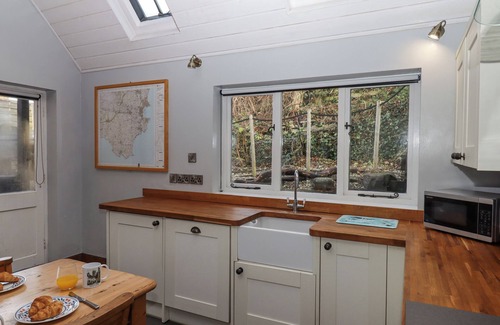 Dittisham Cottage | ALPHA COTTAGE, pet friendly, character holiday cottage in Dartmouth