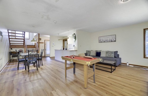 East Stroudsburg House | Alpha Lodge · Alpha Lodge - 2BR Townhouse w/Jacuzzi-Shawnee Mtn