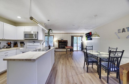East Stroudsburg House | Alpha Lodge · Alpha Lodge - 2BR Townhouse w/Jacuzzi-Shawnee Mtn