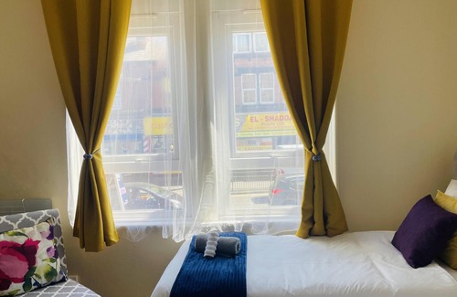 Leeds Apartment | Alphastudio-leeds-walk 2-city-centre-freepark-wifi