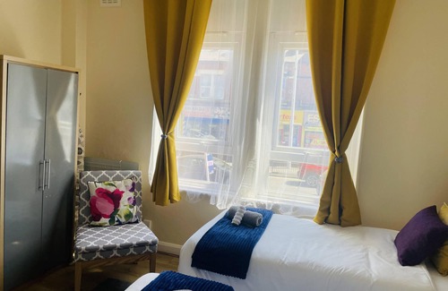 Leeds Apartment | Alphastudio-leeds-walk 2-city-centre-freepark-wifi