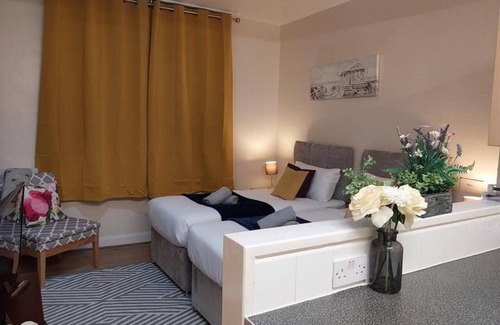 Leeds Apartment | Alphastudio-leeds-walk 2-city-centre-freepark-wifi