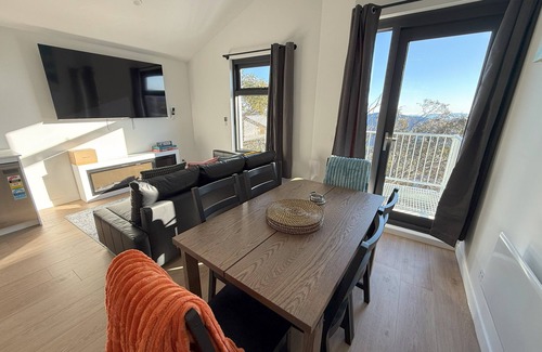 Mount Buller House | Alpine Chalet 3BR with Heated Floors & Fast Wi‑Fi