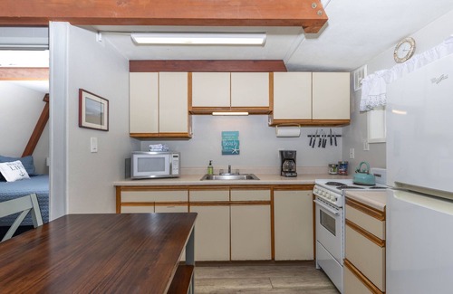 Otter Rock Cottage | Alpine Chalet #4 Full Loft - Otter Rock, OR