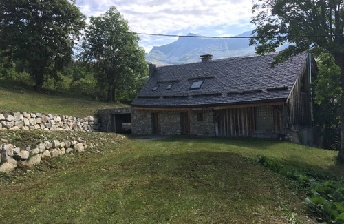 Montgellafrey Ski Chalet | Alpine chalet, near ski resort, for 10 people, completely renovated.