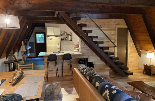 West Dover Ski Chalet | Alpine Chalet with outdoor Jacuzzi 1 mile from ski lifts