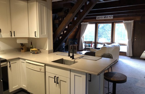 West Dover Ski Chalet | Alpine Chalet with outdoor Jacuzzi 1 mile from ski lifts