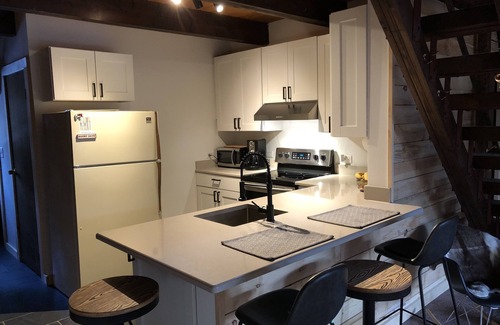 West Dover Ski Chalet | Alpine Chalet with outdoor Jacuzzi 1 mile from ski lifts