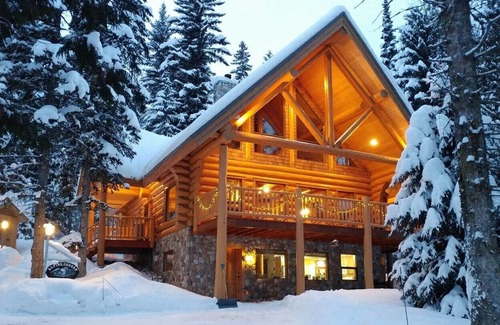 Alpine Trails Ski Chalet | Alpine Cougar Log Chalet in Fernie
