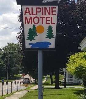 Wisconsin Dells Hotel | Alpine Motel in heart of Wisconsin Dells downtown.