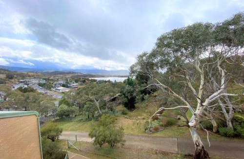 Jindabyne House | Alpine Mountain View 18 - 4BR l Mountain Views l Swimming Pool l Air-Con l WiFi