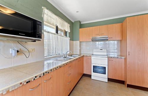 Jindabyne House | Alpine Mountain View 18 - 4BR l Mountain Views l Swimming Pool l Air-Con l WiFi