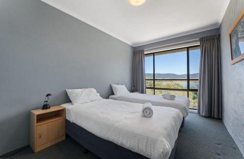 Jindabyne House | Alpine Mountain View 18 - 4BR l Mountain Views l Swimming Pool l Air-Con l WiFi