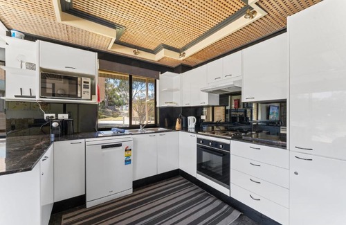 Jindabyne House | Alpine Mountain View 39 - 3BR l Swimming Pool l Air-Con l WiFi
