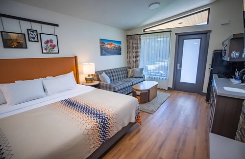 Mammoth Lakes Hotel | Alpine Room w/Private Parking, Steps from Adventure & Mammoth Ski Shuttle Stop