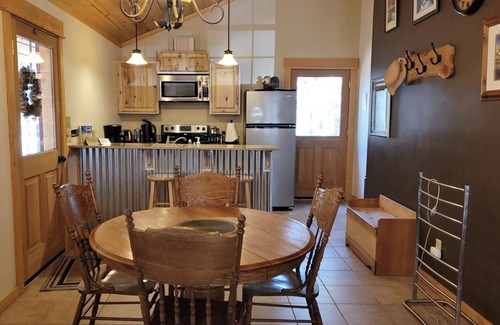Mazama Apartment | Alpine Valley Loft-Perfect Little Getaway Close to the Ski trail!