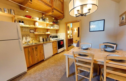 Mazama Cabin | Alpine View Cabin - duplex unit B w/queen bedroom