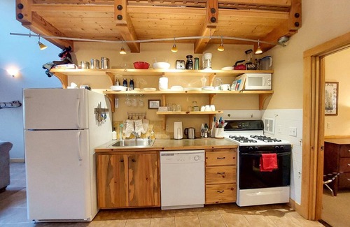 Mazama Cabin | Alpine View Cabin - duplex unit B w/queen bedroom