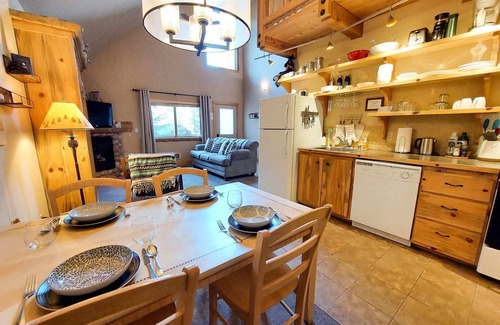 Mazama Cabin | Alpine View Cabin - duplex unit B w/queen bedroom
