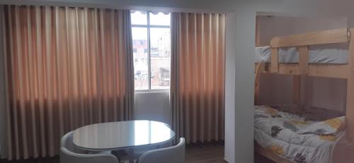 Independencia Apartment | ALQUILER DE DEPARTAMENTO TIPO ESTUDIO EN HUARAZ. Ofrece una capacidad máxima de 6 personas, cuenta con comedor, sala y cocina. Además baño completo con ducha y columna de hidromasaje, agua caliente dispuesta por terma solar las 24 horas del día.