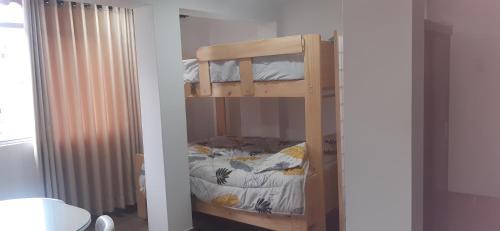 Independencia Apartment | ALQUILER DE DEPARTAMENTO TIPO ESTUDIO EN HUARAZ. Ofrece una capacidad máxima de 6 personas, cuenta con comedor, sala y cocina. Además baño completo con ducha y columna de hidromasaje, agua caliente dispuesta por terma solar las 24 horas del día.