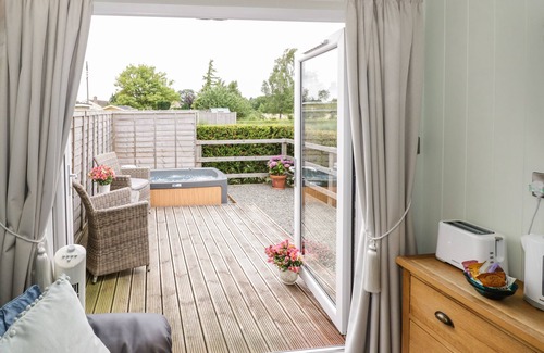 Bretforton Cottage | ALSTROEMERIA, romantic, character holiday cottage in Bretforton