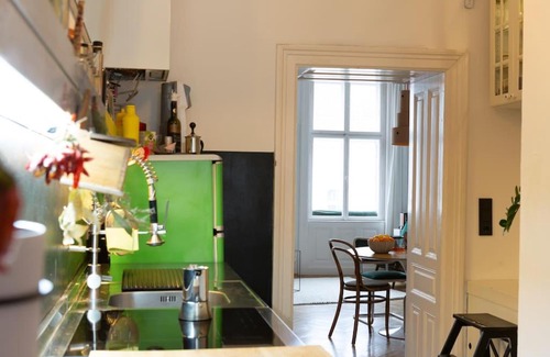 Reinprechtsdorf Apartment | Altbau-Designerwohnung mit Kamin