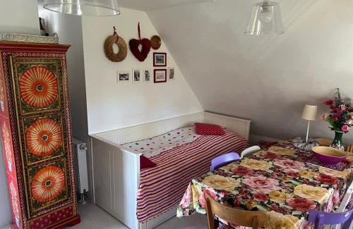 Krakvitz House | Alte Kate mit Bau-& Zirkuswagen im Gartenidyll in Putbus OT Kasnevitz