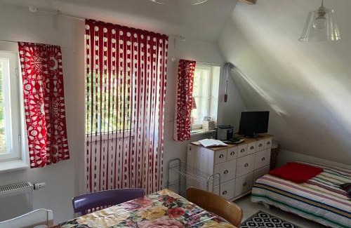 Krakvitz House | Alte Kate mit Bau-& Zirkuswagen im Gartenidyll in Putbus OT Kasnevitz