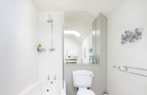 Stockbridge House | ALTIDO 2bed house with parking near Dean Gardens