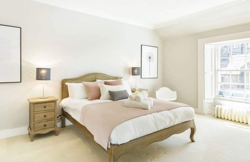 Stockbridge House | ALTIDO 2bed house with parking near Dean Gardens