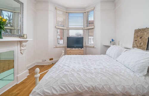 Northcote House | ALTIDO Cosy and inviting 4-bed house with patio