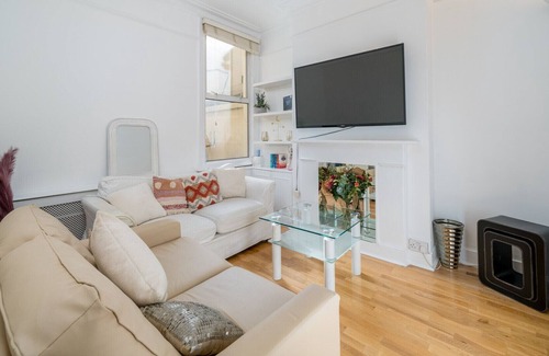 Northcote House | ALTIDO Cosy and inviting 4-bed house with patio