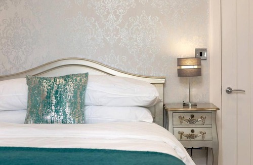 Bruntsfield House | ALTIDO Main Door Entrance Private Courtyard Apartment on the Park