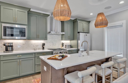 Berry Hill Cottage | Alto-private Rooftop Deck-8 Mins to Broadway