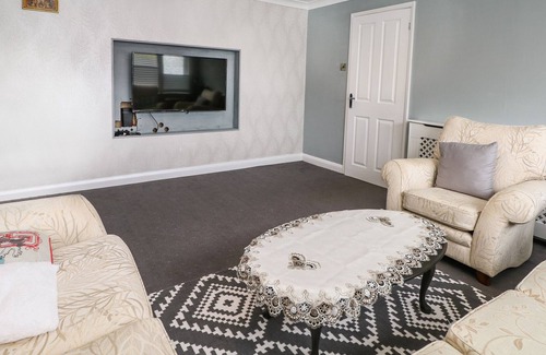 Gosport Cottage | ALVERSTONE SEASIDE, pet friendly, with a garden in Gosport