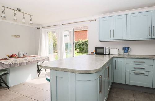 Gosport Cottage | ALVERSTONE SEASIDE, pet friendly, with a garden in Gosport