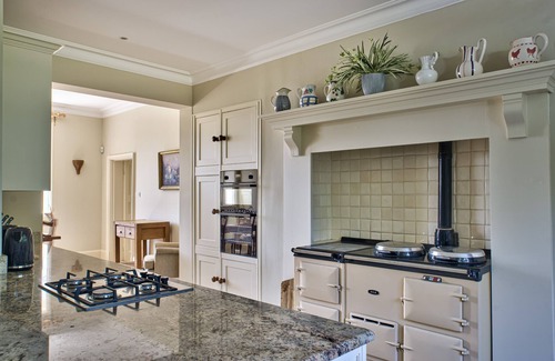 Alderbury Cottage | Alward House by Group Retreats - a house that sleeps 35 guests in 12 bedrooms
