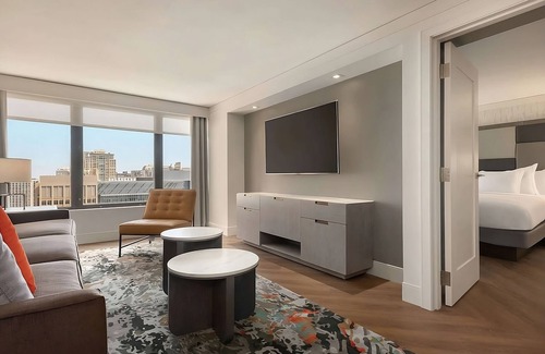 Streeterville Hotel | Always a Great Idea To Unwind! Parking, Onsite Pool, Close to Navy Pier