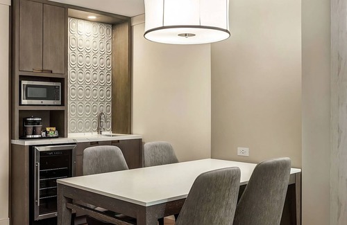 Streeterville Hotel | Always a Great Idea To Unwind! Parking, Onsite Pool, Close to Navy Pier
