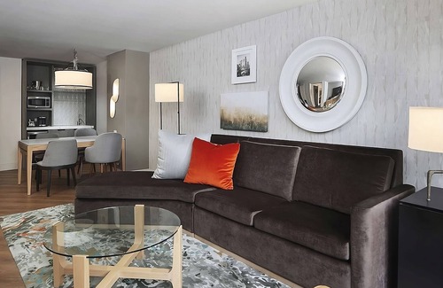 Streeterville Hotel | Always a Great Idea To Unwind! Parking, Onsite Pool, Close to Navy Pier