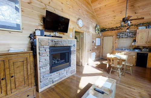 Gatlinburg - Pigeon Forge Cabin | Always Kiss Me Goodnight 1 Bedroom Cabin by RedAwning