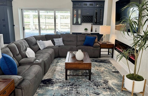 Winter Garden House | Amaizing Villa Flores w/hot tub located 30 minutes from Disney land Atractions.