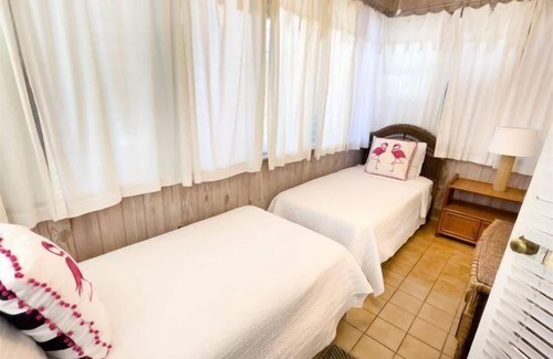White Street Gallery District House | Amanda's Garden Getaway - Mid Town 3/2 cottage